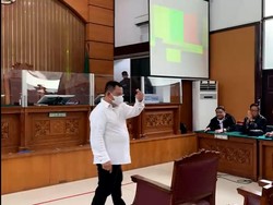 Kuat Maruf Lagi-lagi Kasih Finger Heart Sebelum Sidang Vonis