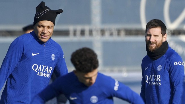 Netizen bereaksi dengan perlakuan yang berbeda suporter garis keras Paris Saint-Germain (PSG) terhadap Lionel Messi dan Kylian Mbappe.