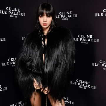 Lisa BLACKPINK Bergaya Glamor dan Rock saat Menonton Fashion Show Celine di Paris