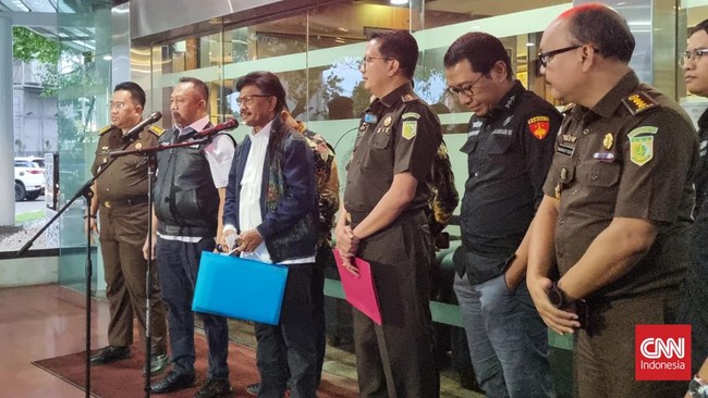 Kejagung didesak memproses hukum korporasi hingga partai politik termasuk politikusnya yang turut menerima aliran uang hasil dugaan korupsi menara BTS.