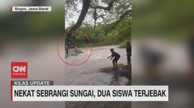 VIDEO: Nekat Sebrangi Sungai, Dua Siswa Terjebak