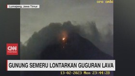 VIDEO: Gunung Semeru Lontarkan Guguran Lava