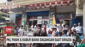 VIDEO: PKL Panik & Kabur Bawa Dagangan Saat Dirazia