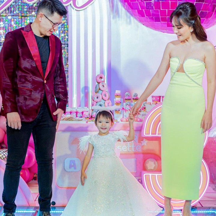 <p>Shandy sendiri mengenakan dress panjang berwarna kuning. Sementara itu, David tampak gagah mengenakan jas warna maroon. (Foto: Instagram: @shandyaulia)</p>
