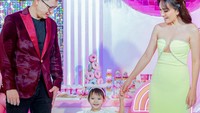 <p>Shandy sendiri mengenakan dress panjang berwarna kuning. Sementara itu, David tampak gagah mengenakan jas warna maroon. (Foto: Instagram: @shandyaulia)</p>
