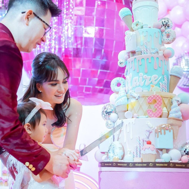 <p>Belum lama ini, Shandy dan sang suami merayakan ulang tahun sang anak dengan meriah. Kue ulang tahun Claire bahkan dibuat beberapa tingkat dengan hiasan es krim dan donat. (Foto: Instagram: @shandyaulia)</p>