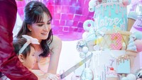<p>Belum lama ini, Shandy dan sang suami merayakan ulang tahun sang anak dengan meriah. Kue ulang tahun Claire bahkan dibuat beberapa tingkat dengan hiasan es krim dan donat. (Foto: Instagram: @shandyaulia)</p>