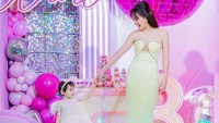 <p>Dekorasi ulang tahun Claire juga terlihat sangat meriah nih, Bunda. Didominasi dengan warna ungu, pink, dan silver, panggung ulang tahunnya tampak sangat modern namun tetap menggemaskan. (Foto: Instagram: @shandyaulia)</p>
