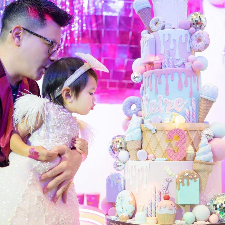 <p><em>"Hay Baby, happy birthday and God bless you</em>," kata seorang netizen. "Cepat banget sih gedenya. Perasaan baru kemarin diajarin berenang, main pasir sama mommy-nya. Sekarang sudah 3 tahun. Selamat ulang tahun anak cantik, anak baik. Sehat selalu, jadi anak kebanggaan kedua orang tuanya ya," kata netizen lainnya. (Foto: Instagram: @shandyaulia)</p>