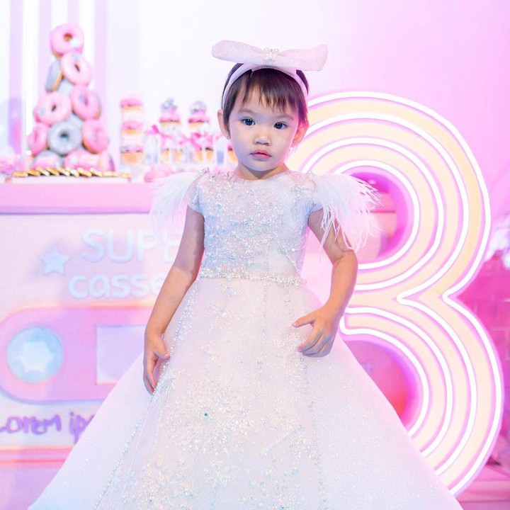<p>Claire terlihat cantik dan anggun mengenakan gaun warna putih panjang bak seorang <em>princess</em>. Tak hanya itu, tampilannya juga disempurnakan dengan pita besar di kepala. (Foto: Instagram: @shandyaulia)</p>