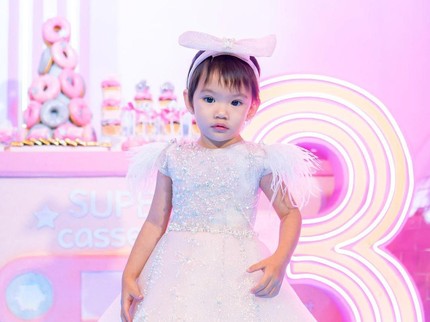 7 Potret Ulang Tahun Claire Anak Shandy Aulia, Cantik Bak Princess dengan Gaun Putih