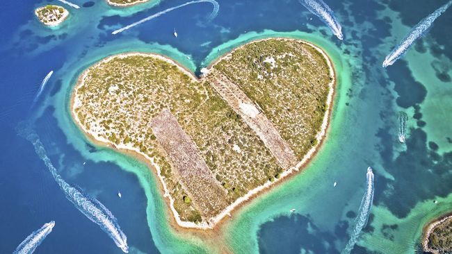 Di kalangan selebritas, Pulau Cinta cukup dikenal, padahal tidak ada hotel, vila, dan restoran di pulau yang bernama asli Pulau Galesnjak itu. 