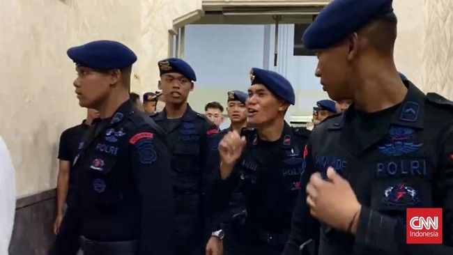 DPR mengkritik aksi anggota Brimob Polri yang melakukan aksi gaduh selama sidang tragedi Kanjuruhan, di Pengadilan Negeri (PN) Surabaya.