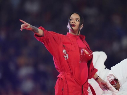 5 Seleb Hollywood Umumkan Kehamilan dengan Cara Unik, Rihanna Pamer Baby Bump di Super Bowl