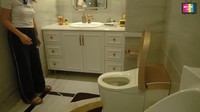 <p>Selain itu, Eko juga menyediakan toilet khusus untuk para tamu. Toiletnya yang satu ini juga tampak menggunakan desain yang mewah dan elegan. Dipenuhi dengan nuansa <em>gold</em> dan putih. Eko juga memilih closet dengan teknologi canggih untuk toiletnya ini, lho. (Foto: YouTube Qiss You TV)</p>