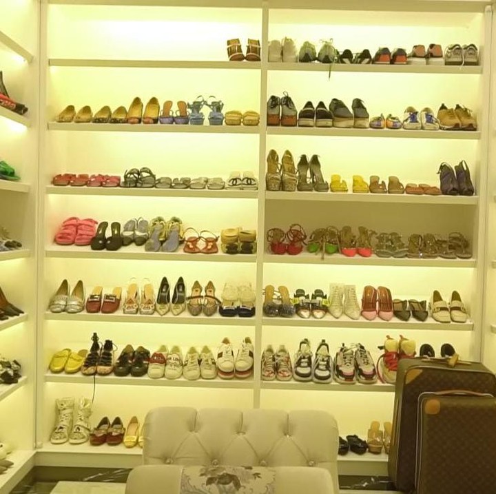<p>Eko juga menyediakan satu ruangan khusus sebagai tempat penyimpanan koleksi sepatu milik keluarganya, Bunda. Ruangannya yang satu ini tampak luas. (Foto: YouTube Qiss You TV)</p>