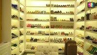 <p>Eko juga menyediakan satu ruangan khusus sebagai tempat penyimpanan koleksi sepatu milik keluarganya, Bunda. Ruangannya yang satu ini tampak luas. (Foto: YouTube Qiss You TV)</p>