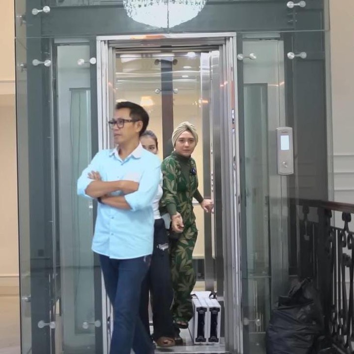 <p>Rumah mewahnya ini juga menyediakan fasilitas berupa lift, lho, Bunda. Jika berkunjung ke rumahnya, Bunda tak perlu takut lelah saat menyusuri rumahnya. (Foto: YouTube Qiss You TV)</p>