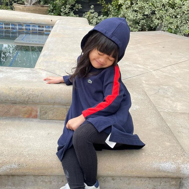 <p>Tak hanya itu, Salima Putri Tama juga sudah pandai berpose di depan kamera, lho. <em>"Sudah bisa gaya kalo foto,"</em> tulis sang Bunda di unggahan fotonya. (Foto: Instagram @gistaputri)</p>