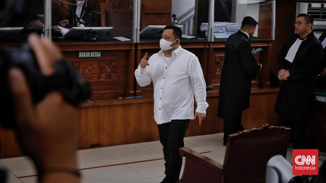 Kuat dengan santai memberi salam metal kepada para jaksa penuntut. Momen itu terjadi tak lama usai Kuat divonis 15 tahun.