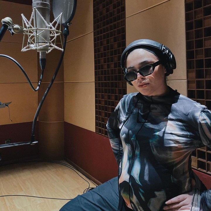 <p>Sivia memang tengah sibuk mengerjakan album keduanya. Ia bolak-balik masuk studio rekaman saat baby bump-nya mulai besar. Wanita kelahiran Jakarta ini mengaku bahagia bisa menjalani karier sebagai penyanyi sembari menyiapkan diri menjadi seorang Bunda. (Foto: Instagram @siviazizah)</p>