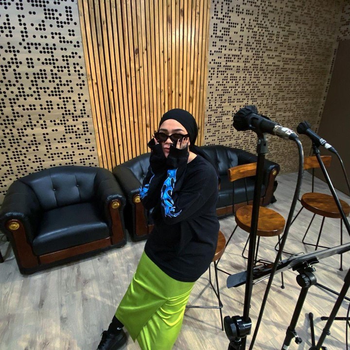 <p>Kehamilan pertama ini ternyata banyak membawa perubahan dalam hidup Sivia. Selain perubahan fisik, ia juga menghadapi perubahan emosional dan mental saat harus bernyanyi di atas panggung. (Foto: Instagram @siviazizah)</p>