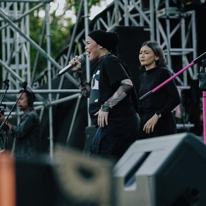 <p>Sivia menjadi salah satu pengisi acara festival musik yang diadakan di JIEXPO Kemayoran. Wanita 26 tahun ini mengenakan pakaian serba hitam saat bernyanyi di atas panggung. (Foto: Instagram @siviazizah)</p>