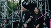 <p>Sivia menjadi salah satu pengisi acara festival musik yang diadakan di JIEXPO Kemayoran. Wanita 26 tahun ini mengenakan pakaian serba hitam saat bernyanyi di atas panggung. (Foto: Instagram @siviazizah)</p>