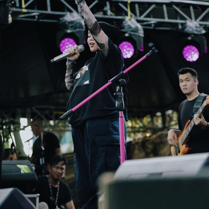 <p>Penyanyi Sivia Azizah sedang menanti kelahiran anak pertamanya. Belum lama ini, Sivia tampil memukau sambil pamer baby bump di festival musik, Bunda. (Foto: Instagram @siviazizah)</p>