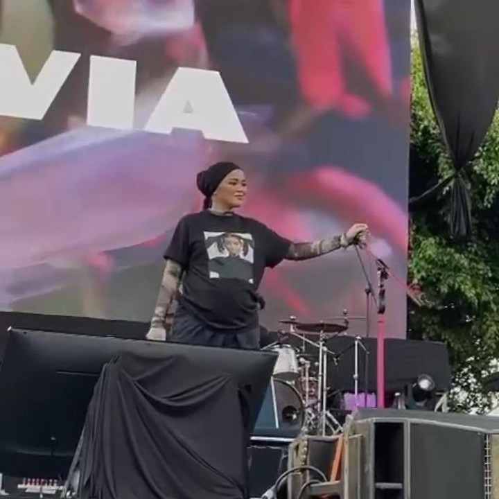 <p>Penampilan mantan anggota grup vokal Blink ini banyak menuai pujian dari netizen. Sebab, Sivia tampil saat hamil anak pertama. (Foto: Instagram @siviazizah)</p>