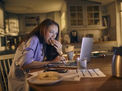 Kalap Makan Karena Stres? Ini 7 Cara dari Pakar untuk Menghentikannya