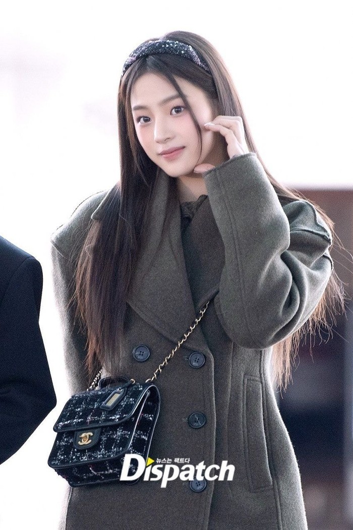 Terpilihnya Minji menjadi brand ambassador sukses mewujudkan harapan penggemar karena selama ini member NewJeans tersebut sering memancarkan aura menawan dalam balutan fashion item dari Chanel./ Foto: instagram.com/koreadispatch