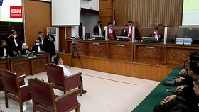 VIDEO: Momen KM Terlambat Berdiri Saat Hakim Tinggalkan Ruang Sidang