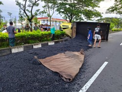 Sopir Ngantuk, Truk Muat Aspal Tabrak Tiang Listrik lalu Terguling