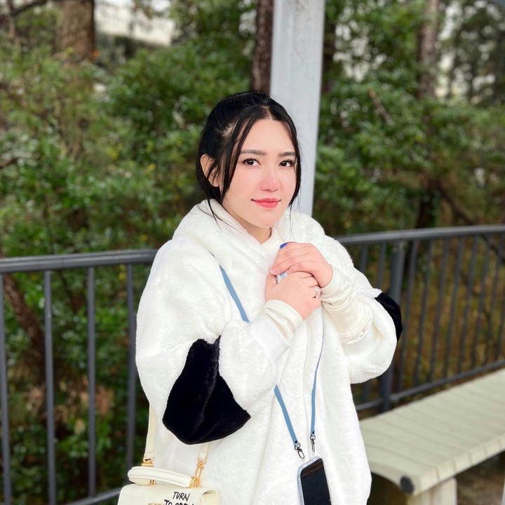 <p>Via Vallen dan suami tengah menikmati liburan bersama di Jepang, nih. Momen kebahagiaan pasangan ini juga dibagikan Via melalui media sosial Instagram. (Foto: Instagram @viavallen)<br /><br /><br /></p>