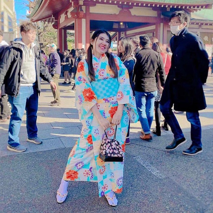 <p>Via Vallen tampaknya juga betah berada di sana, Bunda. Katanya, udara, pemandangan, dan makanan di sana sangat cocok untuknya. "Happy banget ada di tempat ini. Udaranya sehat, pemandangannya indah di tambah makanannya enak dan masih fresh. Apa lagi hida beefnya, masya Allah ini beneran daging paling enak yang pernah aku makan." (Foto: Instagram @viavallen)<br /><br /><br /></p>