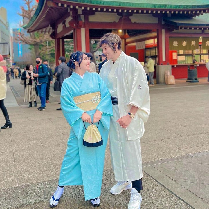 <p>Kunjungan mereka ke vihara Sensoji ini nyatanya sekalian tapak tilas masa lalu, nih. Sebelumnya, mereka juga pernah ke sini bersama dengan status yang berbeda. "Di tempat yang sama, dengan status yang berbeda," tulisnya melalui akun @viavallen. (Foto: Instagram @viavallen)<br /><br /><br /></p>