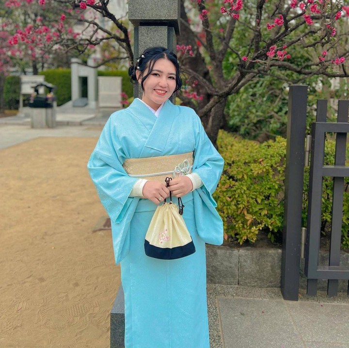 <p>Tempat yang Via dan suami kunjungi pun beragam. Mulai dari bermain ski, Universal Studio, hingga vihara Sensoji yang berada di Tokyo.(Foto: Instagram @viavallen)<br /><br /><br /></p>