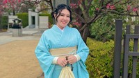 <p>Tempat yang Via dan suami kunjungi pun beragam. Mulai dari bermain ski, Universal Studio, hingga vihara Sensoji yang berada di Tokyo.(Foto: Instagram @viavallen)<br /><br /><br /></p>