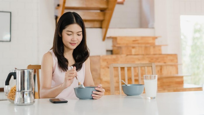 img-title Terapkan 5 Kebiasaan 'Kecil' Saat Makan Ini, untuk Membantu Proses Diet Biar Sukses, Termasuk Makan Pakai Garpu?