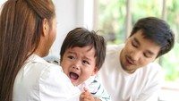 Anak Menangis Terus dan Rewel Setelah Imunisasi? Ketahui Penyebab dan Cara Mengatasinya