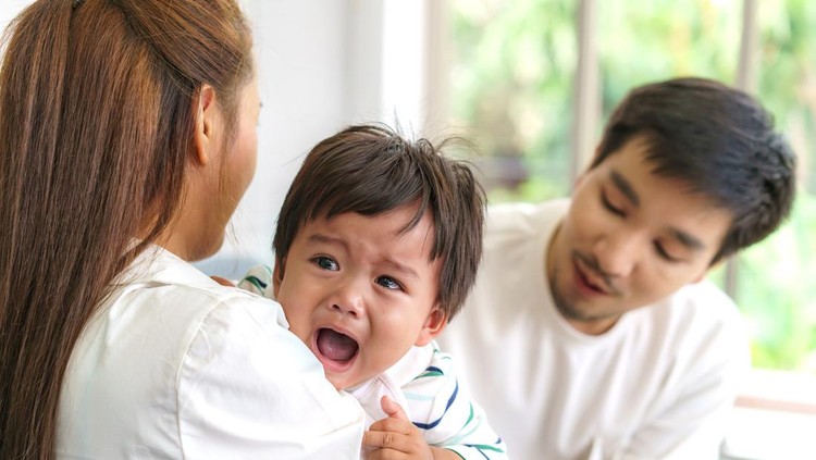 5 Penyebab Anak Bayi Rewel setelah Sembuh dari Sakit & Cara Mengatasinya