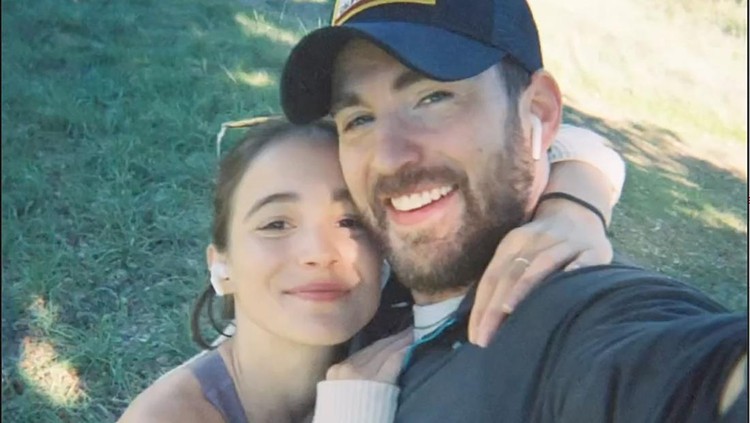Alba Baptista dan Chris Evans