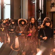 Coach Hadirkan Koleksi Busana Serba Leather dan Tas Bentuk Menggemaskan di New York Fashion Week 2023