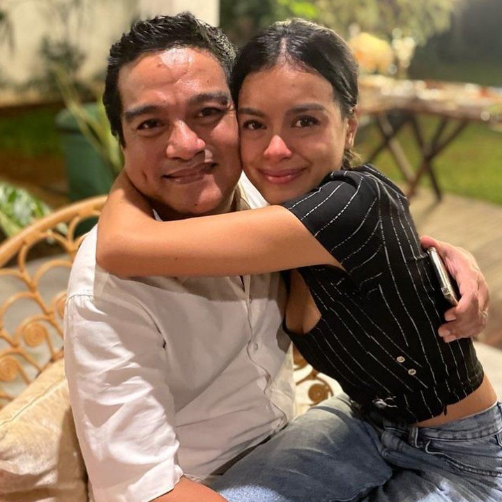 <p>Indra Lesmana juga hadir di berbagai momen penting sang putri. Termasuk ketika Eva Celia dilamar oleh kekasihnya pada saat itu, Demas Narawangsa. Eva langsung menghambur ke pangkuan ayahanda, nih. (Foto: Instagram @indralesmana)</p>