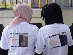 Jelang Sidang Vonis Richard Eliezer, Fans Pakai Kaus #SaveIcad di PN Jaksel