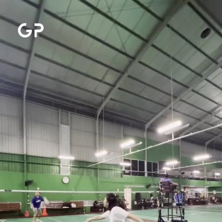<p>Greysia yang sedang hamil 7 bulan tampak gesit memukul kok di lapangan hijau. Ia juga tidak terlihat kelelahan bermain olahraga ini saat sedang hamil. (Foto: Instagram @greyspolii)</p>
