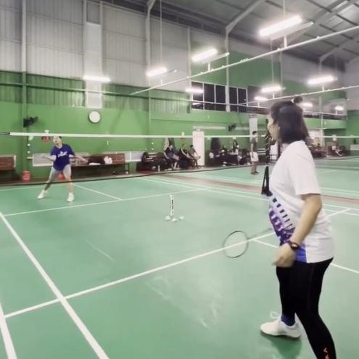 <p>Meski sedang hamil, Greysia Polii tampaknya belum mau berhenti bermain bulu tangkis. Belum lama ini, Greysia menantang suaminya, Felix Djimin, untuk bermain bulu tangkis. (Foto: Instagram @greyspolii)</p>