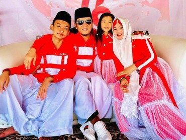 img-title Disebut Tak Mampu Bayar RS, 8 Potret Kehidupan Gus Miftah Bareng Keluarga