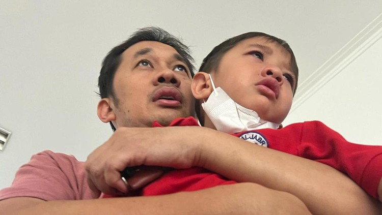 Hanung Bramantyo anak Hanung Bramantyo sakit.